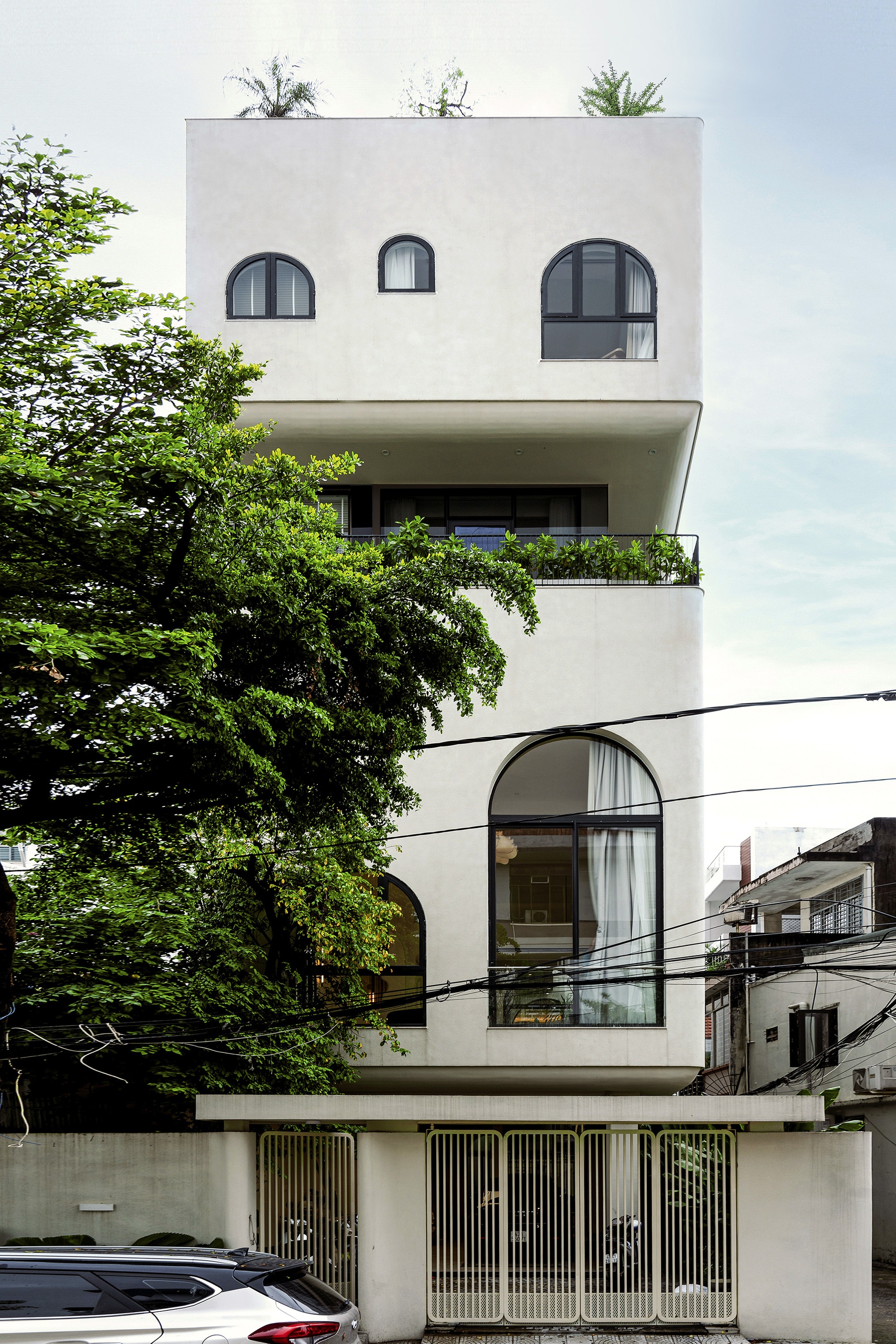 Ngôi nhà ở Khánh Hòa có hình thù kỳ lạ, tầng 4 như lơ lửng - 2